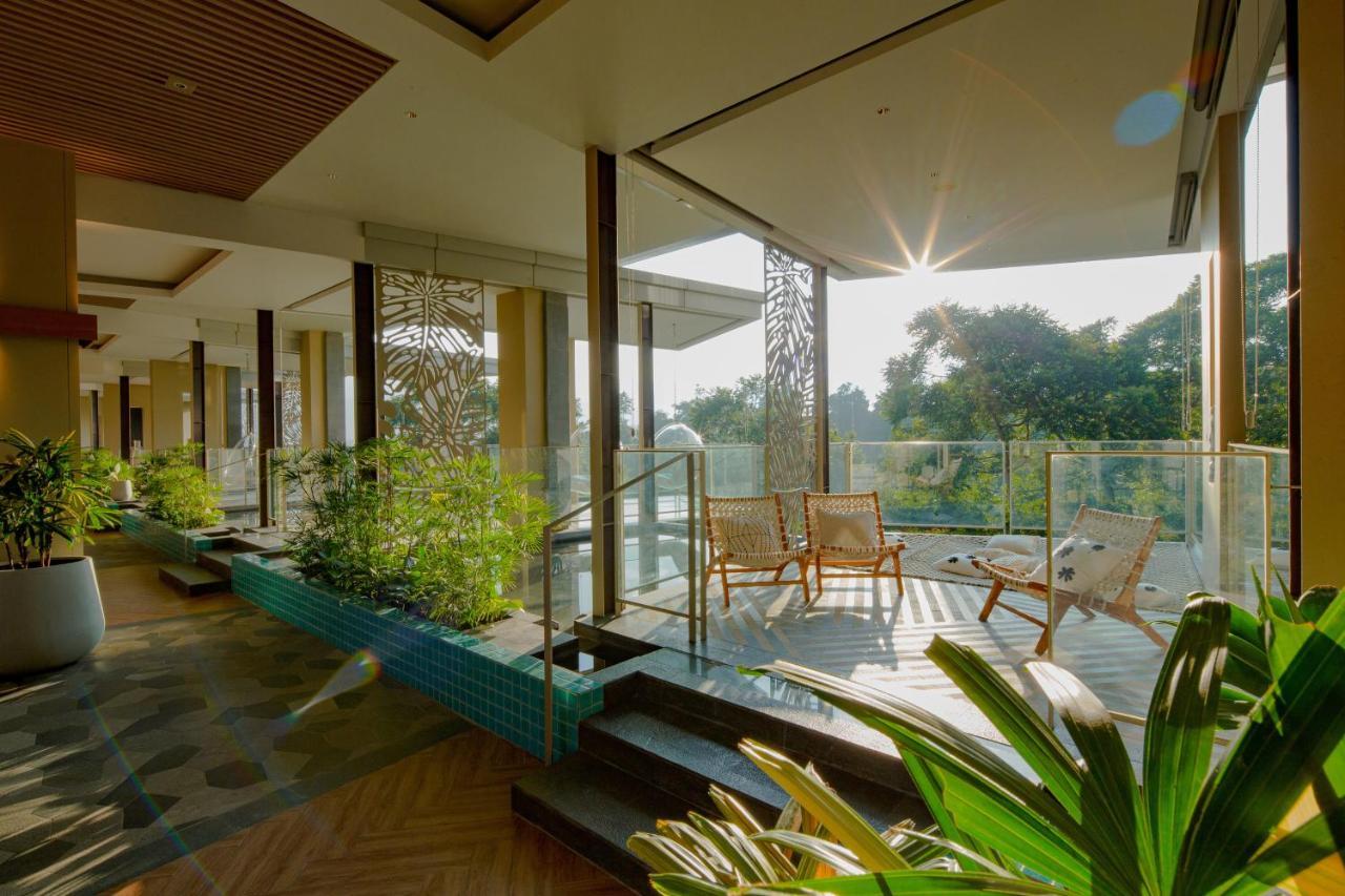 Hotel The Botanica Sanctuary Puncak Exterior foto The interior of the hotel