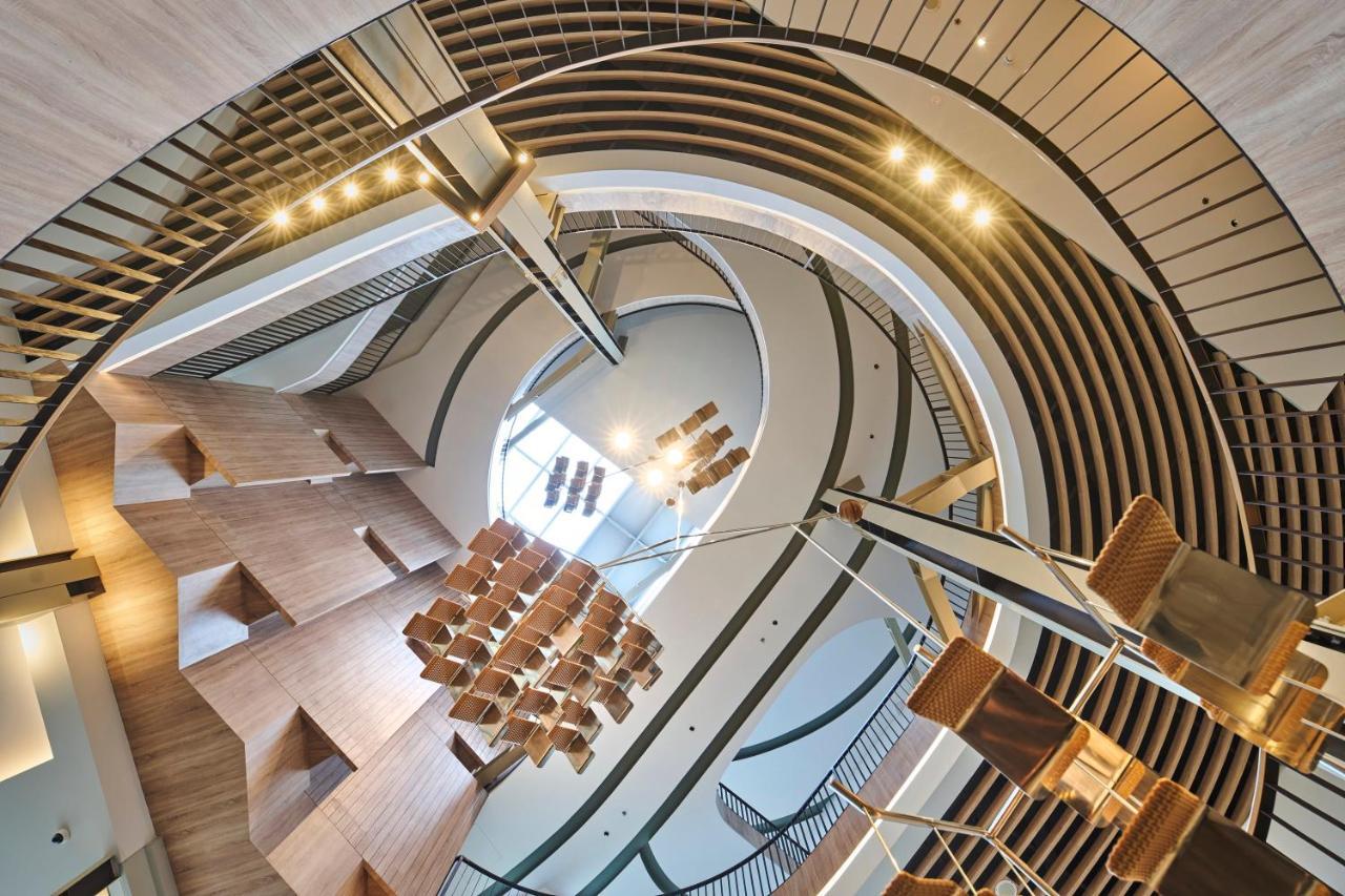 Hotel The Botanica Sanctuary Puncak Exterior foto The staircase