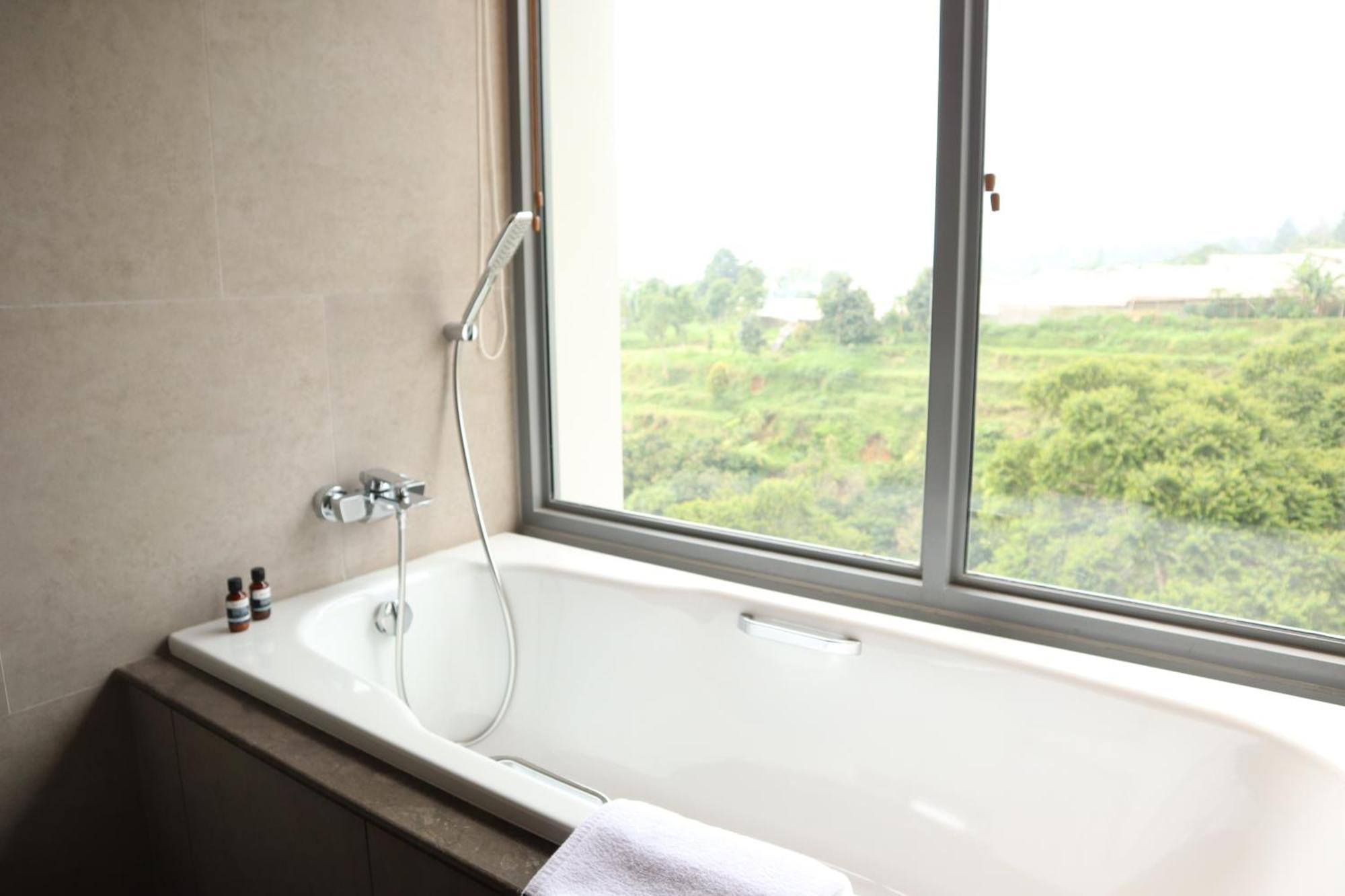 Hotel The Botanica Sanctuary Puncak Habitación foto A bathtub