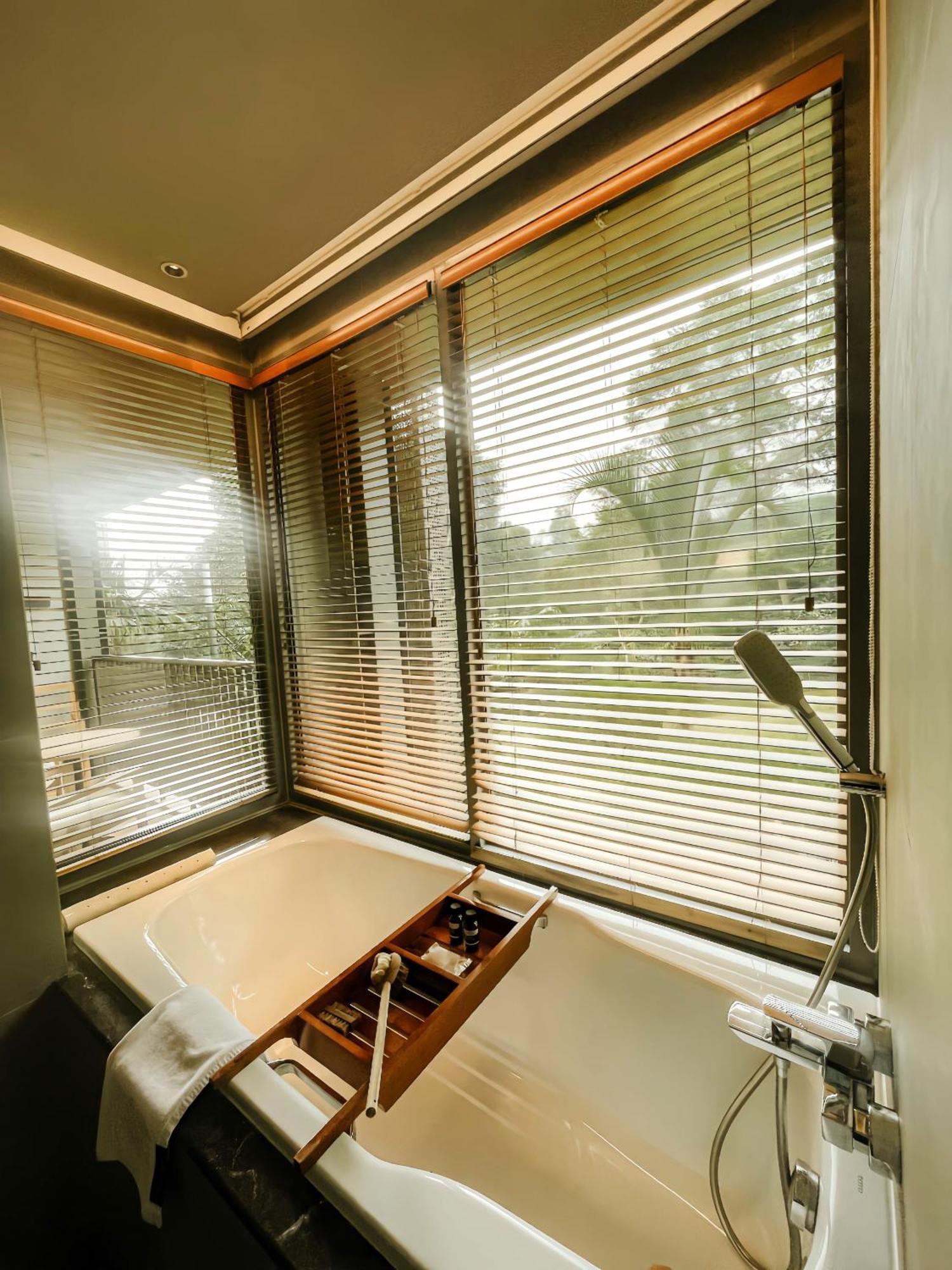 Hotel The Botanica Sanctuary Puncak Habitación foto Venetian blinds