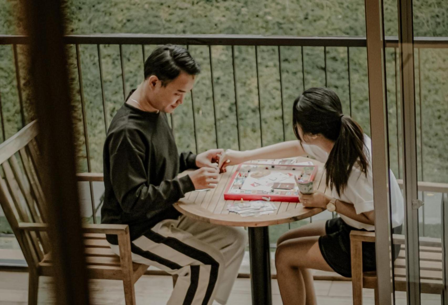 Hotel The Botanica Sanctuary Puncak Exterior foto Two people playing a game of Chinese chess
