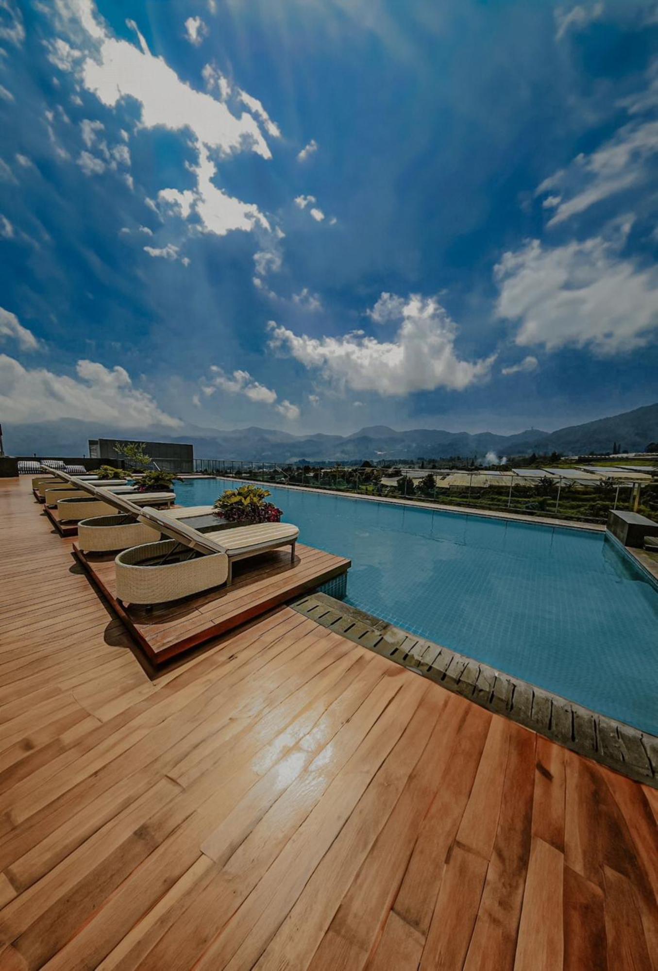 Hotel The Botanica Sanctuary Puncak Exterior foto Rooftop pool at the hotel
