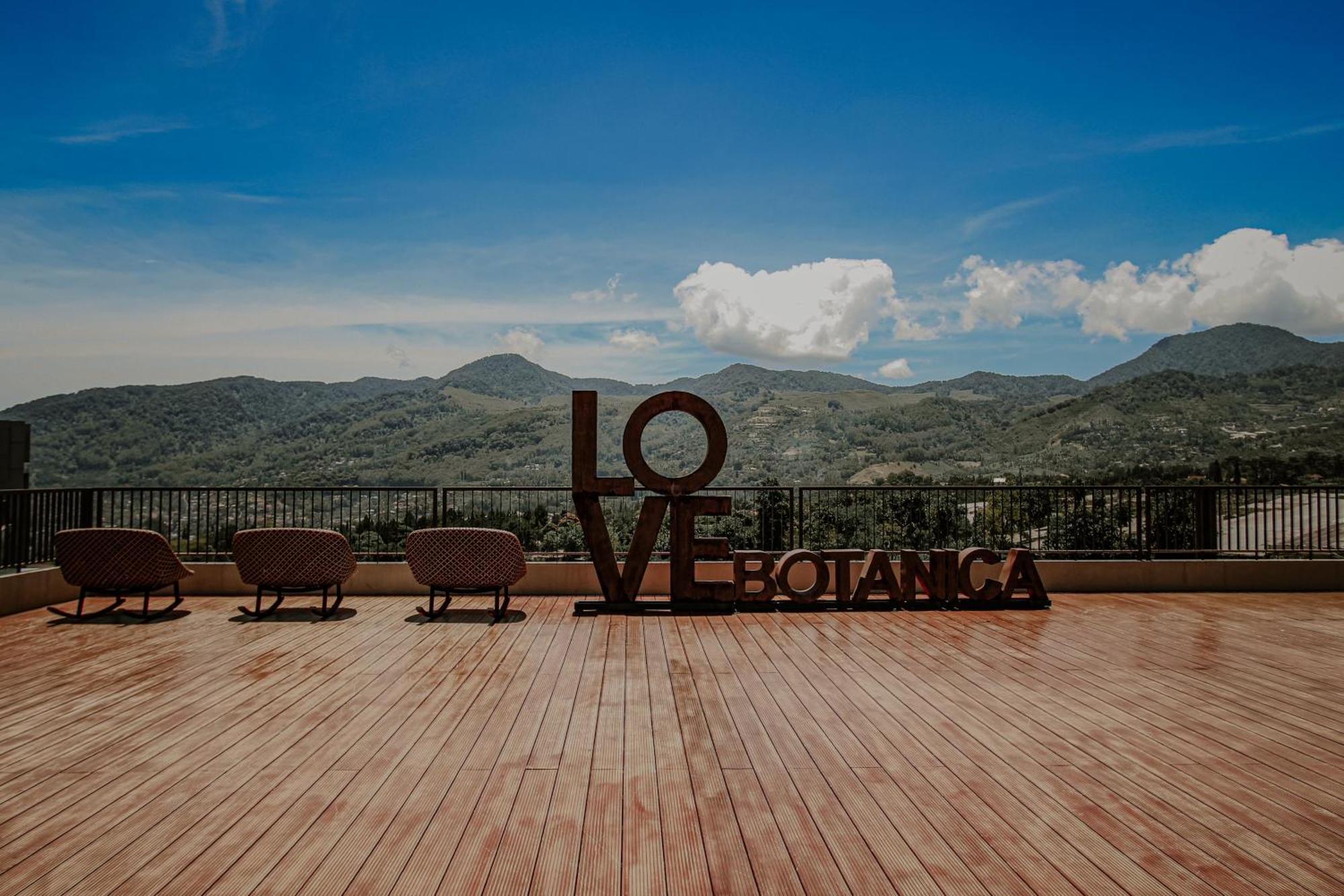 Hotel The Botanica Sanctuary Puncak Exterior foto View of the Sierra Madre from the 10th floor of the hotel
